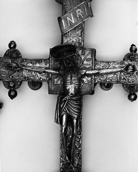 Croix de procession, avers, détail : le Christ. [Titulus moderne.]