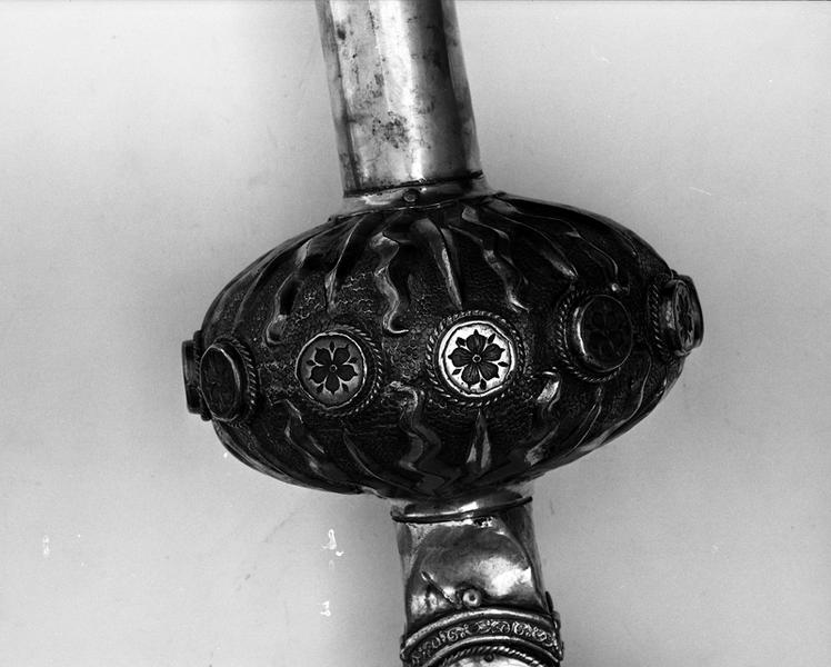 Croix de procession, détail : face antérieure du noeud