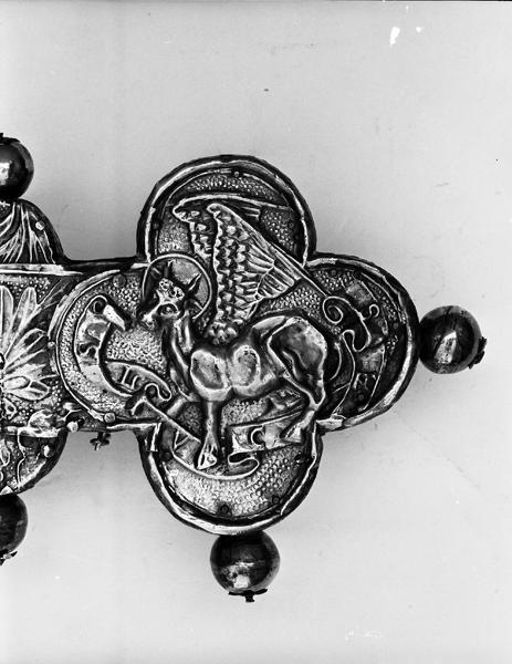 Croix de procession, revers, détail, extrémité du bras droit : Boeuf de saint Luc.