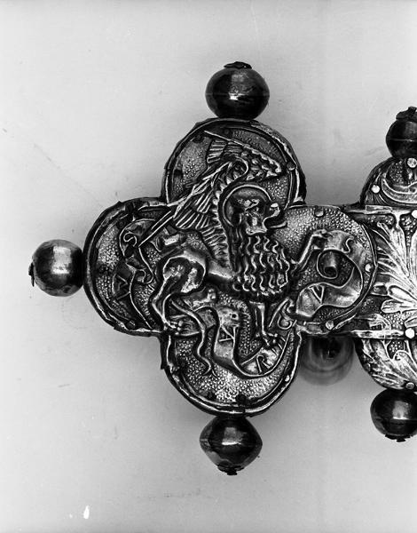 Croix de procession, revers, détail, extrémité du bras gauche : Lion de saint Marc.