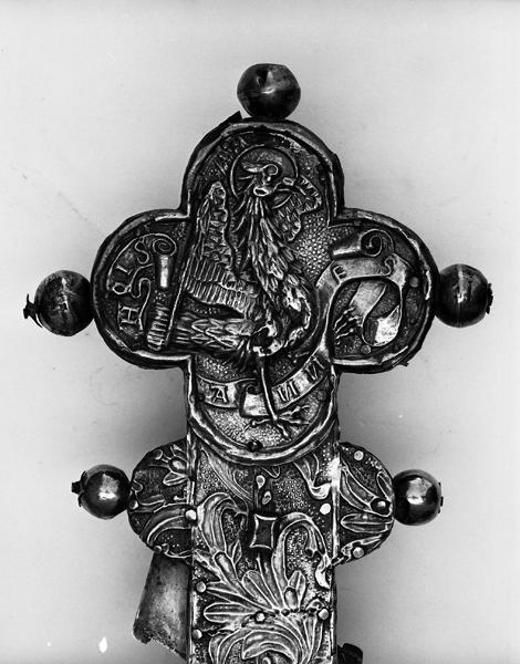 Croix de procession, revers, détail, haut du montant : Aigle de saint Jean.