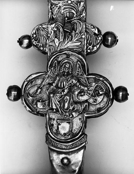 Croix de procession, revers, détail, bas du montant : Homme de saint Matthieu.