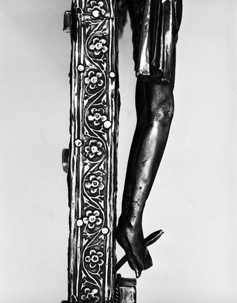 Croix de procession, revers, détail, face latérale du montant, à la hauteur des jambes du Christ : rinceau estampé.