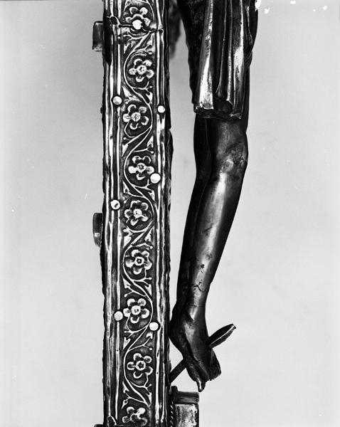 Croix de procession, revers, détail, face latérale du montant, à la hauteur des jambes du Christ : rinceau estampé.