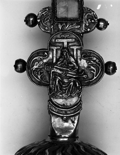 Croix de procession, avers, détail, bas du montant : Vierge de Pitié