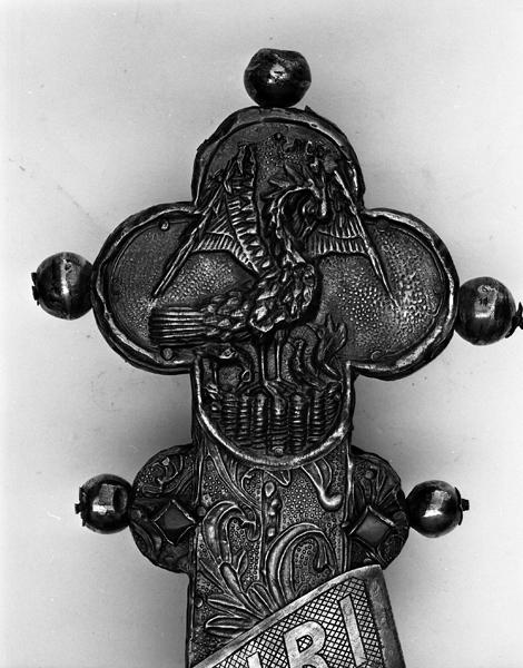 Croix de procession, avers, détail, haut du montant : le Pélican