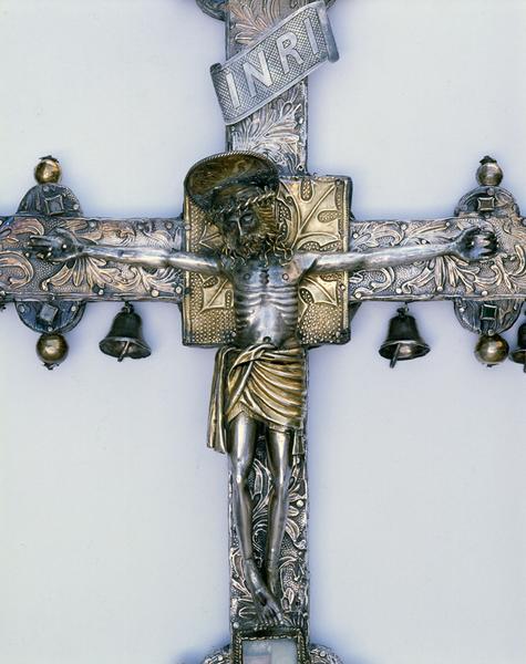 Croix de procession, avers, détail : le Christ. [Titulus moderne.]
