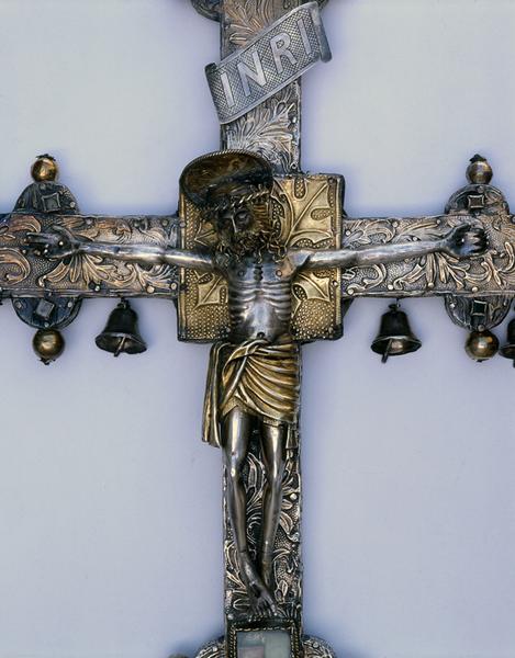 Croix de procession, avers, détail : le Christ. [Titulus moderne.]