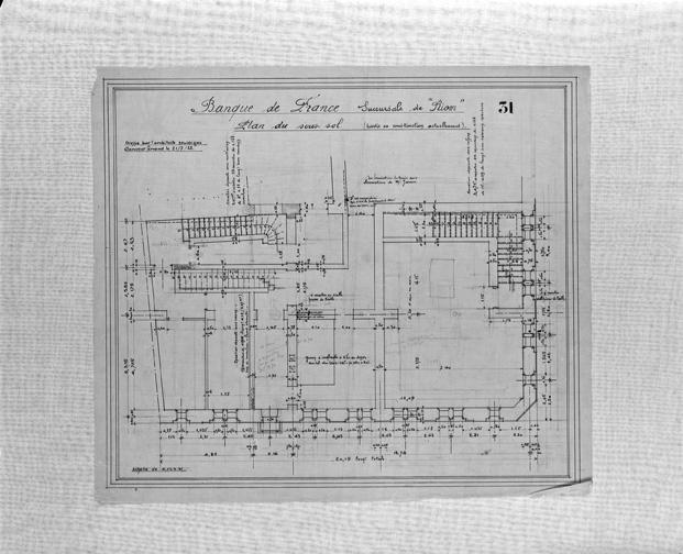 Banque de France. Succursale de Riom. Plan du sous-sol. Calque, encres noire et rouge, crayon noir; par Louis Jarrier, 21 juillet 1922.