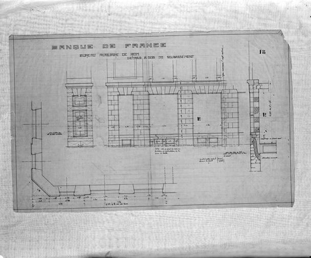 Banque de France. Bureau auxiliaire de Riom. Détails à 0,05 du soubassement (rue de l'Hôtel de Ville). Calque, encres noire et rouge, crayon noir; par Louis Jarrier, 1922.