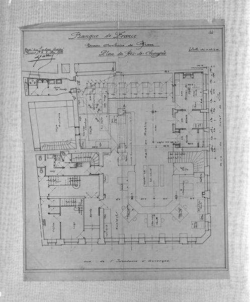 Banque de France. Bureau auxiliaire de Riom. Plan du rez-de-chaussée. Calque, encres noire, rouge et marron, par Louis Jarrier, 5 mai 1923.