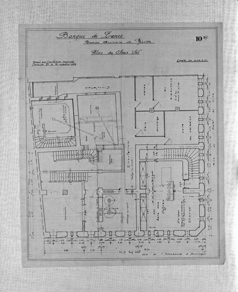 Banque de France. Bureau auxiliaire de Riom. Plan du sous-sol. Calque, encres noire et rouge, crayon noir, par Louis Jarrier, 31 octobre 1922.