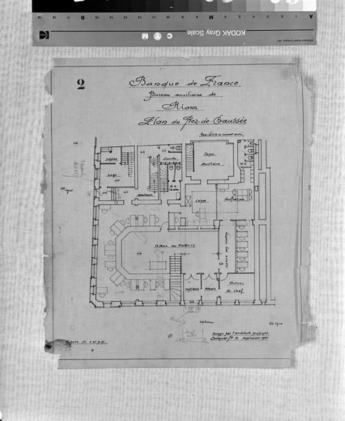 Banque de France. Bureau auxiliaire de Riom. Plan du rez-de-chaussée. Calque, encre noire, crayon noir; par Louis Jarrier, septembre 1921.