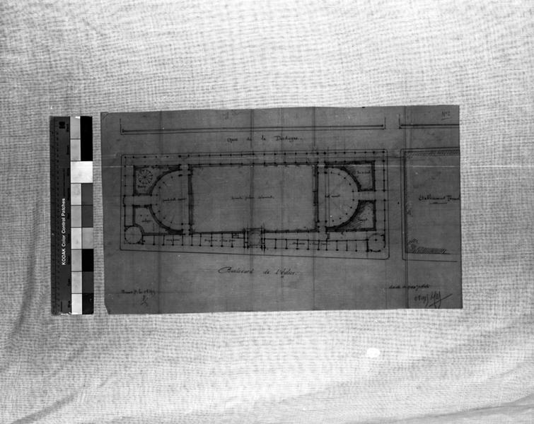 Projet d'aménagement de boutiques et d'abris, plan. [Projet non réalisé].