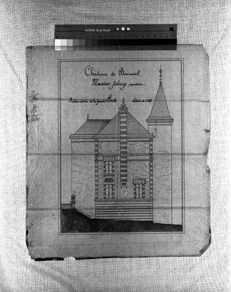 Château de Bonneval. Monsieur Johany propriétaire. Restauration de la façade Sud.