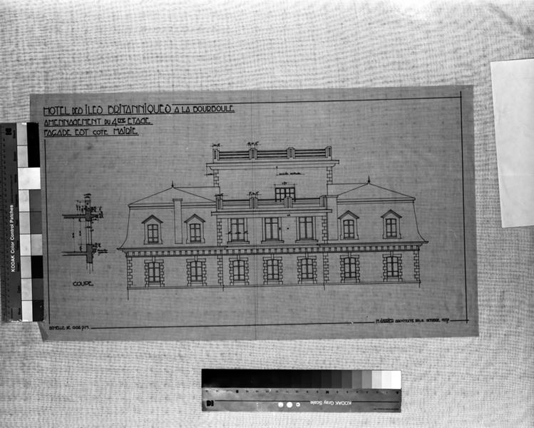 Hôtel des Iles Britanniques à La Bourboule Aménagement du 4ème étage Façade est côté mairie [Coupe d'un détail]