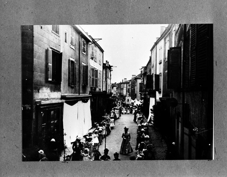 Procession dans la Grand-Rue, photographie noir et blanc d'après plaque de verre, s.n., s.d.