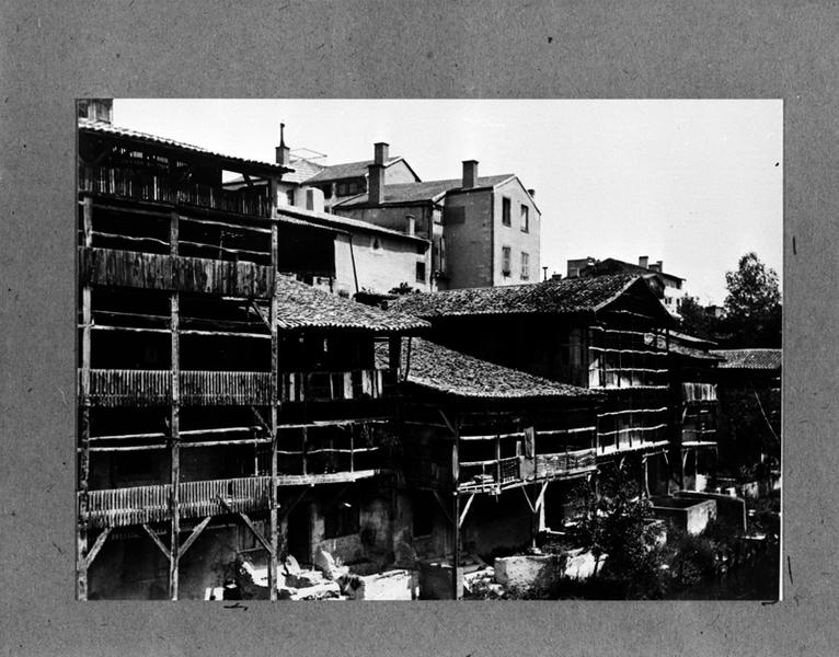 Vue générale d'une partie des tanneries sur la rive gauche de la Morge, en aval du pont, photographie noir et blanc d'après plaque de verre, s.d., s.n.