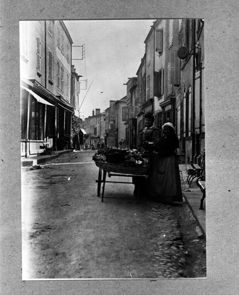 Portrait de marchandes des quatre-saisons dans la Grand-Rue, photographie noir et blanc d'après plaque de verre, s.n., s.d.