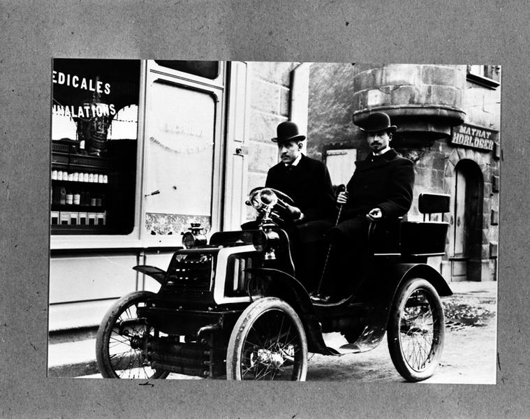 Portrait de Maringois en automobile, dans la Grand-Rue, tirage d'après plaque de verre, s.n., s.d.