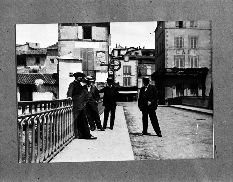Portrait de Maringois sur le pont de Morge, photographie noir et blanc d'après plaque de verre, s.n., s.d.