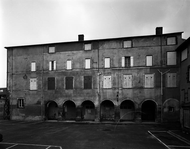 Vue générale de l'élévation est de l'ancien corps de logis du couvent