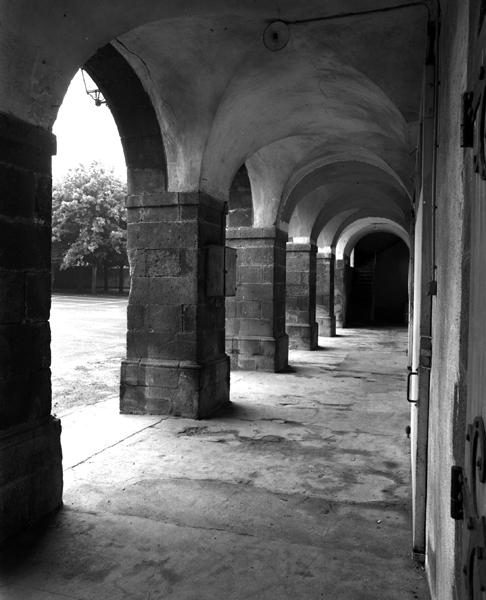 Vue générale de la portion de cloître subsistant dans l'ancien corps de logis.