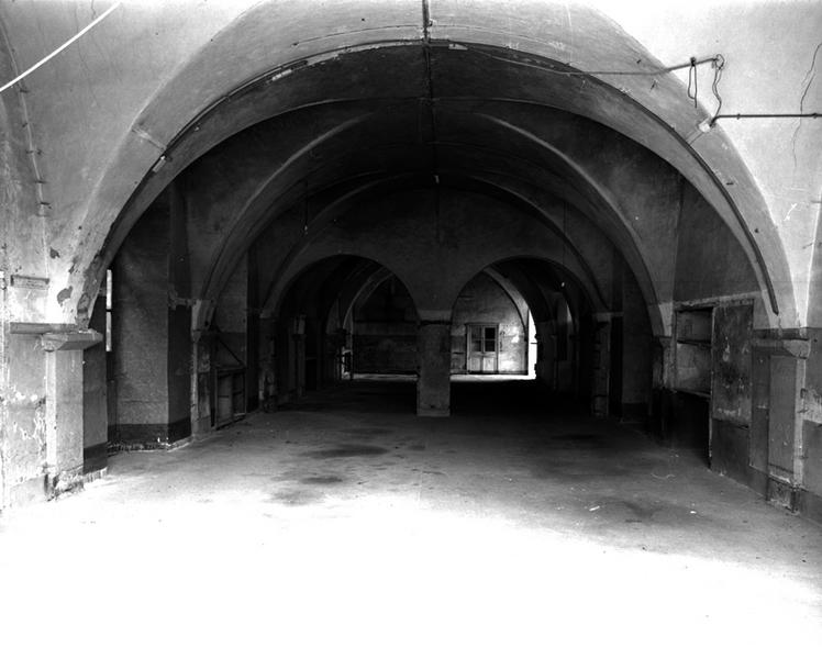 Vue générale de l'ancienne salle de réfectoire du corps de logis, depuis le sud.