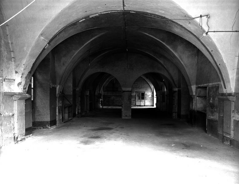 Vue générale de l'ancienne salle de réfectoire du corps de logis, depuis le sud.