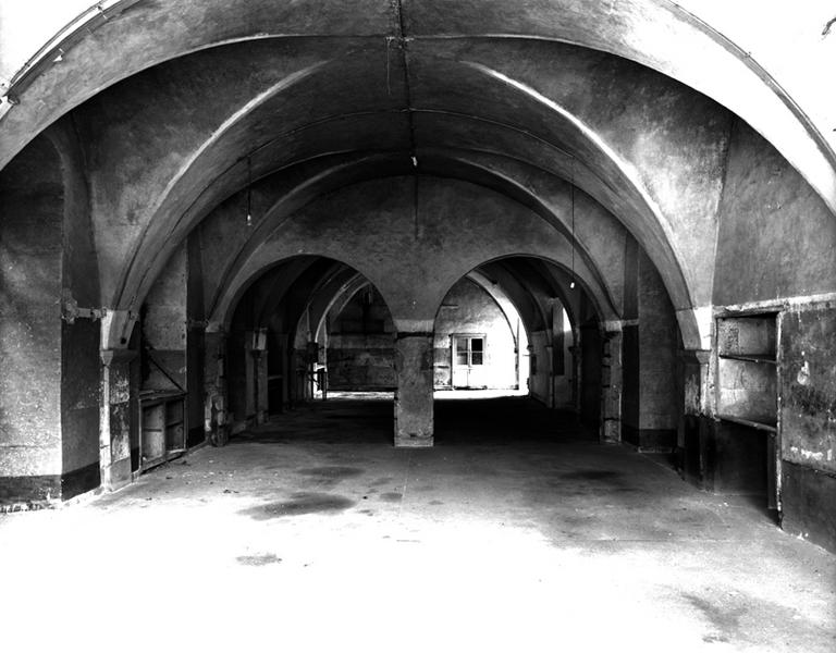 Vue générale de l'ancienne salle de réfectoire du corps de logis, depuis le sud.