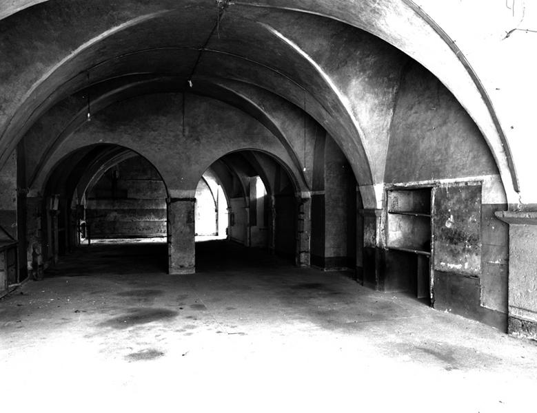 Vue générale de l'ancienne salle de réfectoire du corps de logis, depuis le sud.