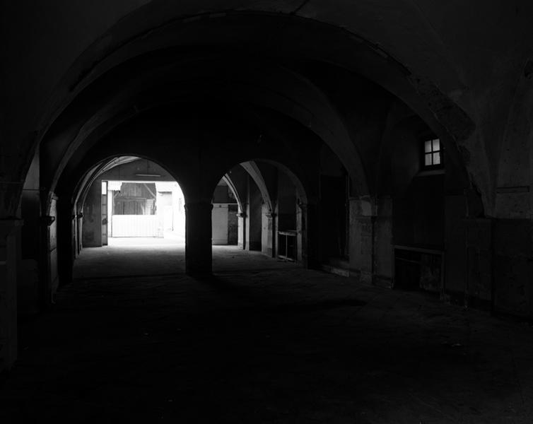 Vue générale de l'ancienne salle de réfectoire du corps de logis, depuis le nord.