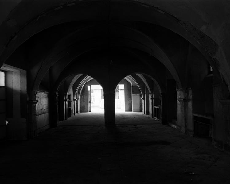 Vue générale de l'ancienne salle de réfectoire du corps de logis, depuis le nord.