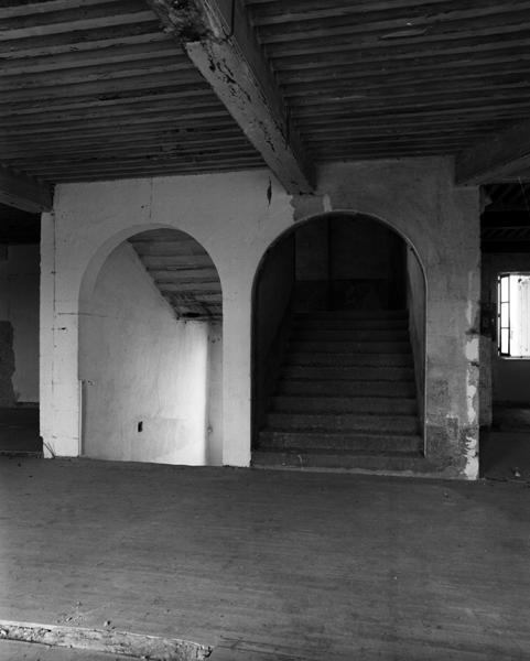 Vue partielle de l'escalier principal de l'ancien corps de logis