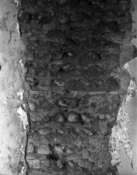 Détail d'un mur en blocage de galets, dans l'ancien corps de logis