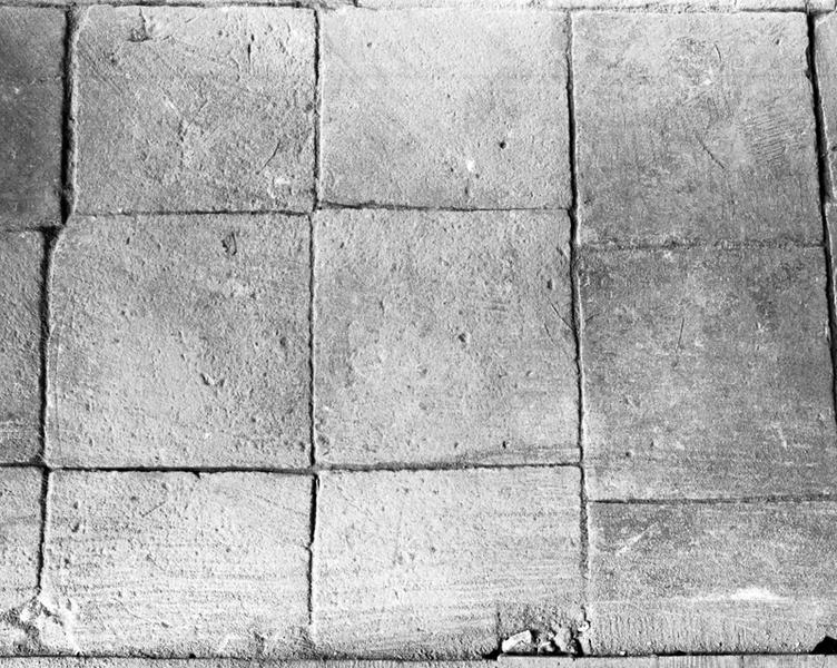 Détail d'un sol en carreaux de terre cuite, dans l'ancien corps de logis.