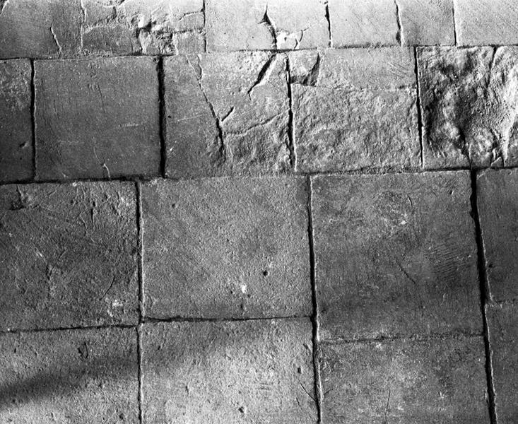 Détail d'un sol en carreaux de terre cuite, dans l'ancien corps de logis.