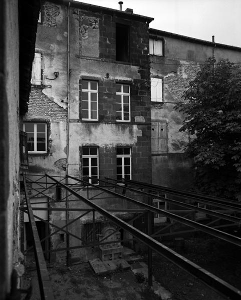 Vue partielle de l'élévation ouest de l'ancien corps de logis