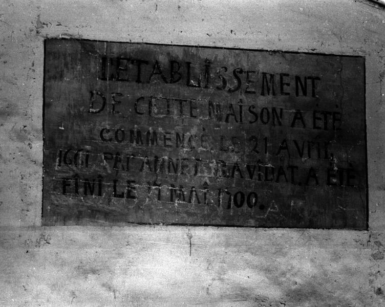 Vue générale de l'inscription peinte dans la cage d'escalier de l'ancien corps de logis.