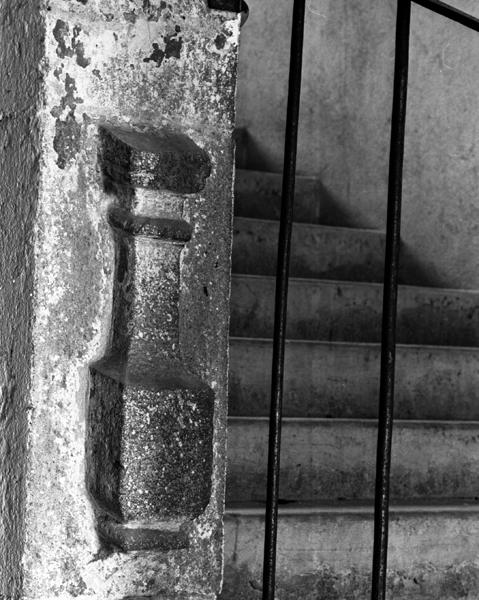 Détail d'un balustre de l'escalier principal dans l'ancien corps de logis.