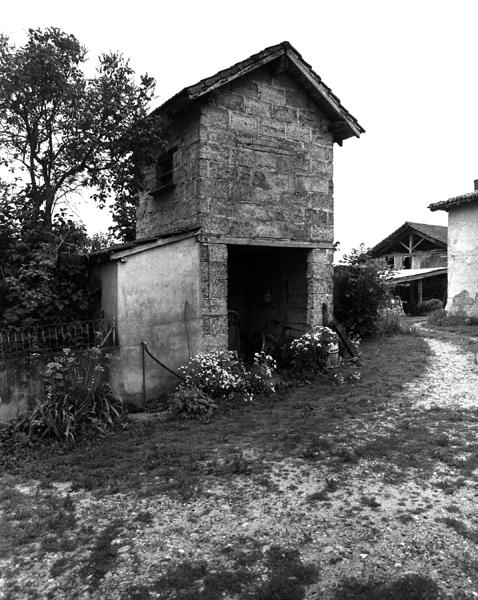Vue générale d'un pigeonnier sur resserre en parpaings (Les Culliers, Limons).
