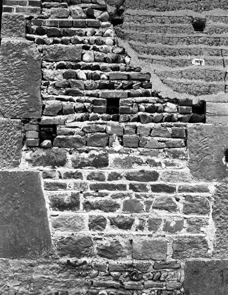 Détail d'appareil mêlant des matériaux multiples : pisé, galets, brique et moellons d'andésite (village de Demolles).