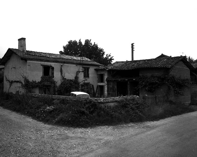 Vue générale d'une ferme en L, à cour fermée (Demolles, Luzillat)