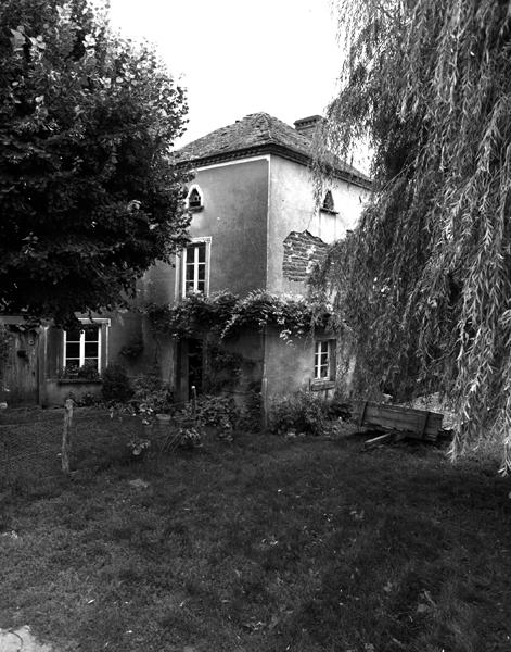 Vue générale d'un pigeonnier sur chambre de domestique (Demolles, Luzillat).