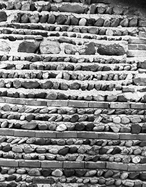 Détail d'un appareil mixte de galets et de briques (village des Maréchaux).