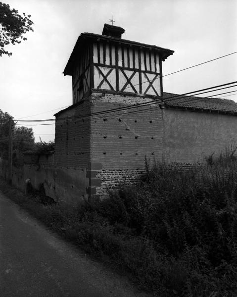 Vue générale d'un pigeonnier à pans de bois (Les Maréchaux, Luzillat)