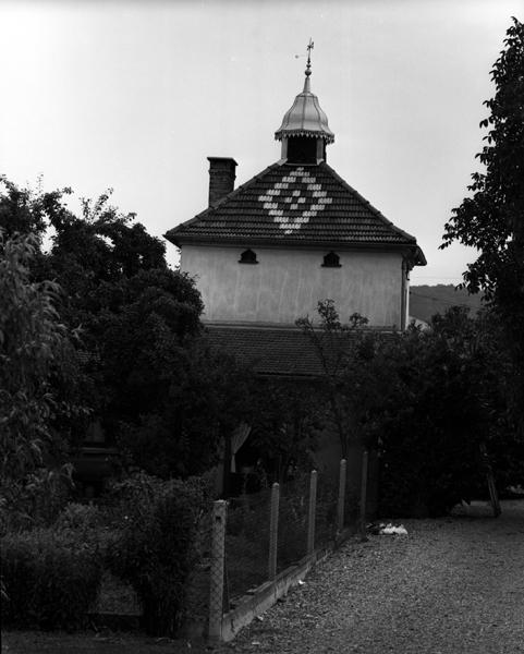 Vue générale d'un pigeonnier sur four à pain (Demolles, Luzillat)