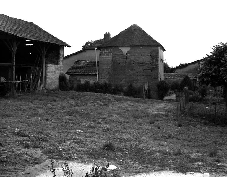 Vue générale d'un pigeonnier sur four à pain (Demolles, Luzillat)