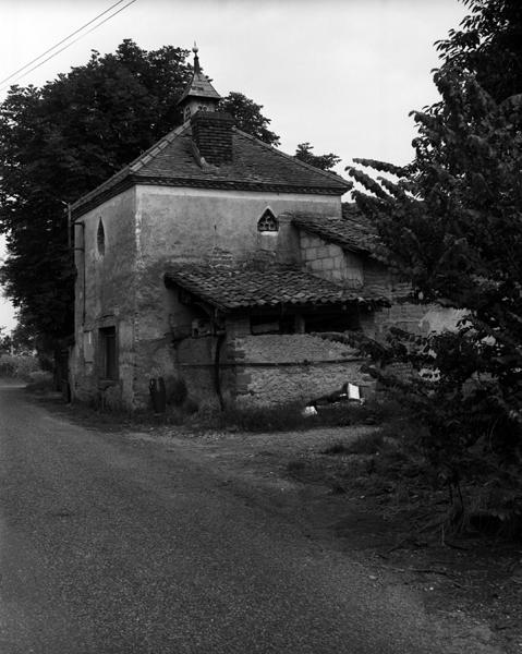 Vue générale d'un pigeonnier sur four à pain (Les Janquets, Luzillat)