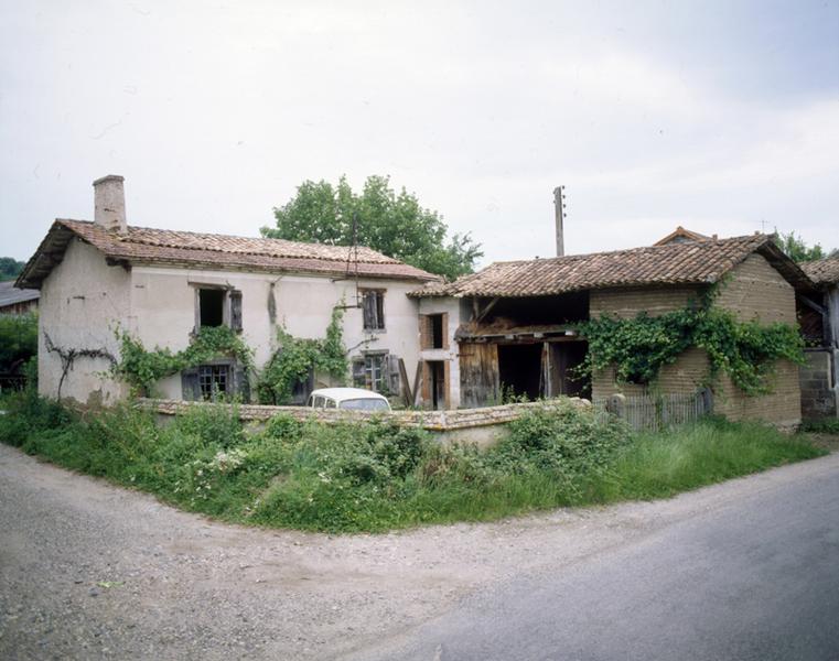 Vue générale d'une ferme en L, à cour fermée (Demolles, Luzillat)